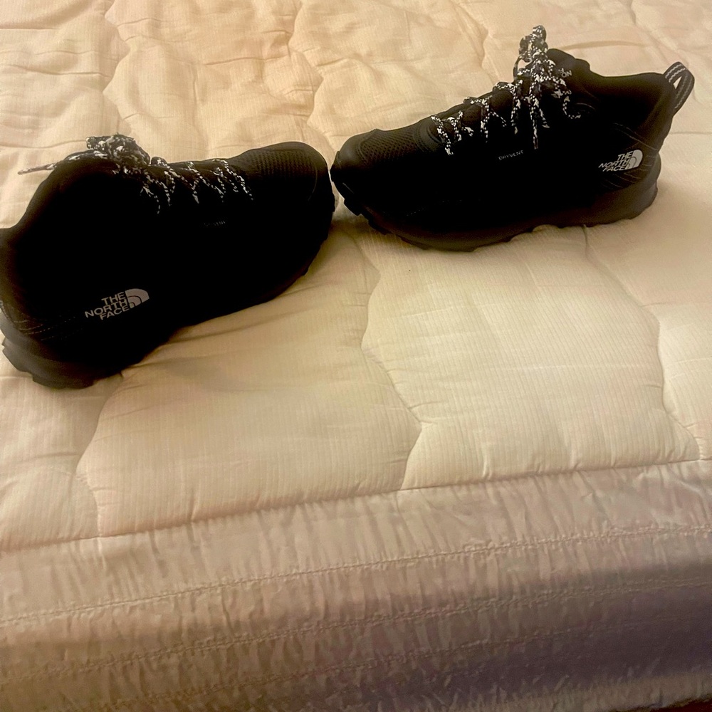 Boys North Face waterproof shoes, size 6. Never worn.